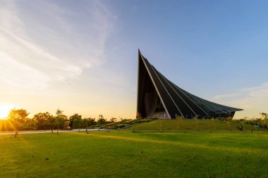 Nakhonpathom, Tayland - 27 Eylül, 2018: Prens Mahidol salonu bina Mahidol Üniversitesi günbatımı zamanında