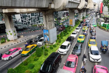 Bangkok, Tayland - 13 Eylül, 2018: Trafik sıkışıklığı akşam saat yolda, yüksek görünümünü 