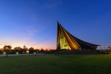 Nakhonpathom, Tayland - 27 Eylül, 2018: Prens Mahidol salonu bina Mahidol Üniversitesi günbatımı zamanında