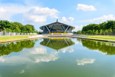 Nakhonpathom, Tayland - 27 Eylül, 2018: Prens Mahidol salonu bina Mahidol Üniversitesi havuzun üzerine düşünceler ile