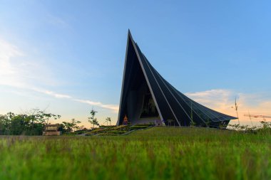 Nakhonpathom, Tayland - 26 Eylül, 2018:Prince Mahidol Hall bina Mahidol Üniversitesi günbatımı zamanı '