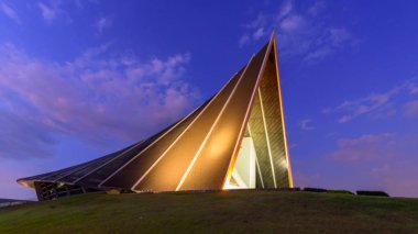 Büyük salonu yaprak şeklinde günbatımı zamanı