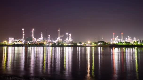 Zeitraffer-Ölraffinerie am Fluss bei Sonnenaufgang / große Fabrik bei Sonnenaufgang