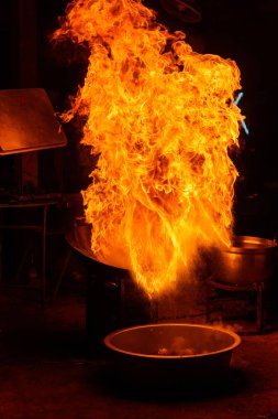 Ateş alevler tavada pişirme zaman zaman