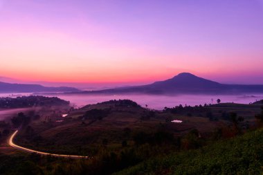 sabah zamanında Mountain sis ile gündoğumu