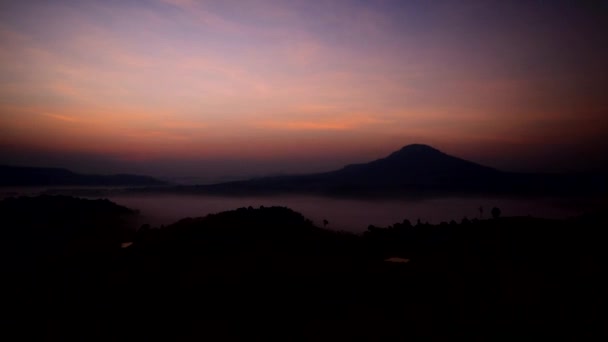 Приблизиться Восходу Солнца Туманом Горе — стоковое видео