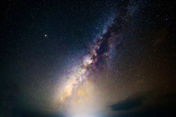 Samanyolu Nun Karanlık Gece Gökyüzüne Üzerinde — Stok fotoğraf