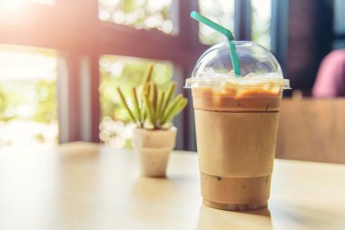 buzlu kahve güneş ışığı ile masada