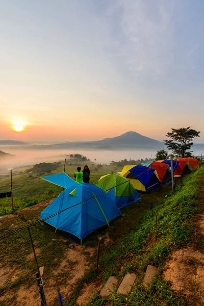 Acampar Alta Montanha Com Névoa Hora Nascer Sol — Fotografia de Stock