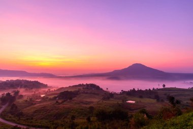 Deniz sis gündoğumu zaman içinde yüksek Dağı'nda