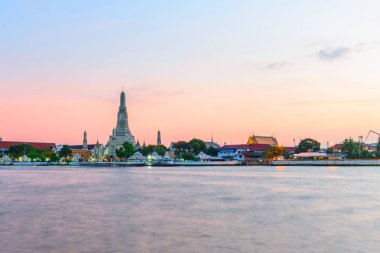 Bangkok, Tayland - 29 Ekim, 2018: Wat Arun Ratchawararam Ratchawaramahawihan gün batımı zamanında Nehri üzerindeki yansımaları ile