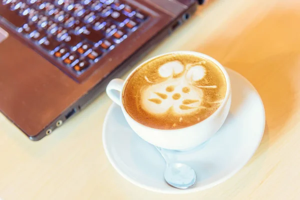Sıcak Cappuccino Kahve Masada Sevimli Krem Tavşan Desenli — Stok fotoğraf