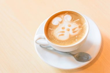 sıcak cappuccino kahve masada sevimli krem tavşan desenli
