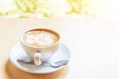 sıcak cappuccino kahve masada sevimli krem tavşan desenli