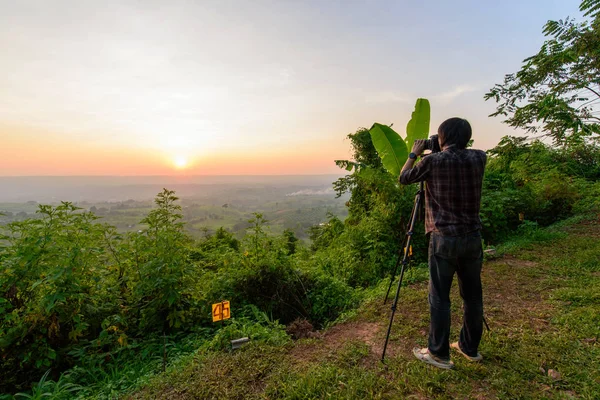 Fotógrafo Tirar Foto Alta Montanha Pôr Sol Tempo — Fotografia de Stock