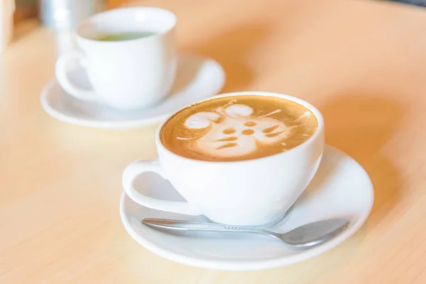 Sıcak Cappuccino Kahve Masada Tatlı Krema Ile — Stok fotoğraf