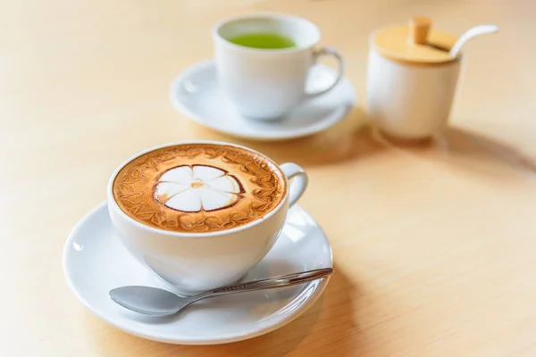 Kopi Cappuccino Panas Dengan Krim Lucu Atas Meja — Stok Foto