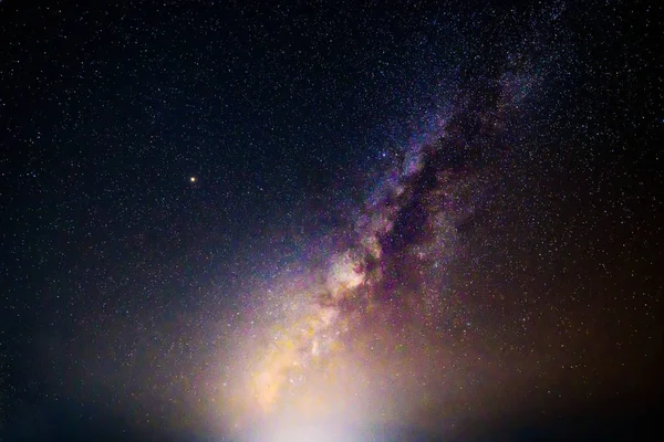 Samanyolu Ormandaki Karanlık Gecenin — Stok fotoğraf