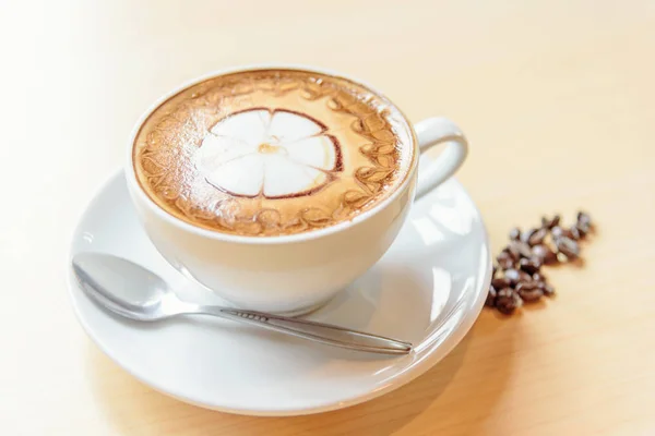 Kopi Cappuccino Panas Dengan Pola Krim Lucu Atas Meja Kopi — Stok Foto