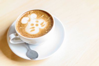 sıcak cappuccino kahve masada sevimli krem desenli / sıcak kahve