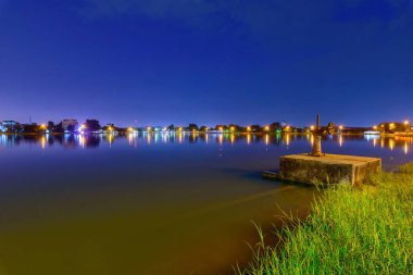 günbatımı zamanı kanalda kapıda su