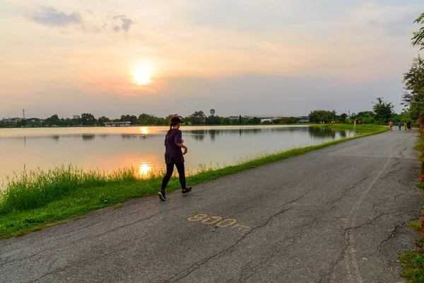 Pessoas Indefinidas Correndo Lago Hora Pôr Sol — Fotografia de Stock