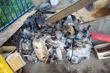 yeniden inşa etmek için eski bir araba motoru 