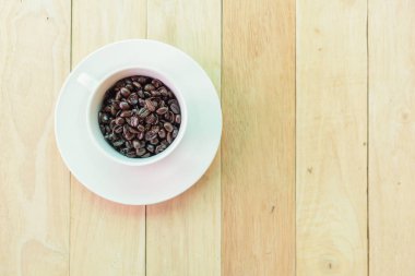 Kahve çekirdeği Kupası Ahşap plaka üzerinde