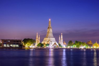Genel landmark Bangkok aydınlatma ile Wat Arun Ratchawararam Ratchawaramahawihan