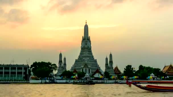 每天夜以继日的 Wat Arun Ratchawararam Ratchawarhahawihan 与照明公共地标在曼谷 — 图库视频影像