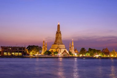 Genel landmark Bangkok günbatımı zamanında aydınlatma ile Wat Arun Ratchawararam Ratchawaramahawihan