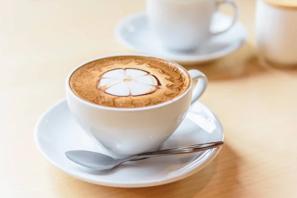 Café Cappuccino Quente Com Espuma Padrão Agradável Mesa Café Quente — Fotografia de Stock