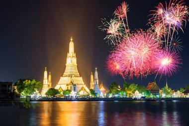 Güzel havai fişek ile genel Simgesel Yapı aydınlatma ile Wat Arun Ratchawararam Ratchawaramahawihan