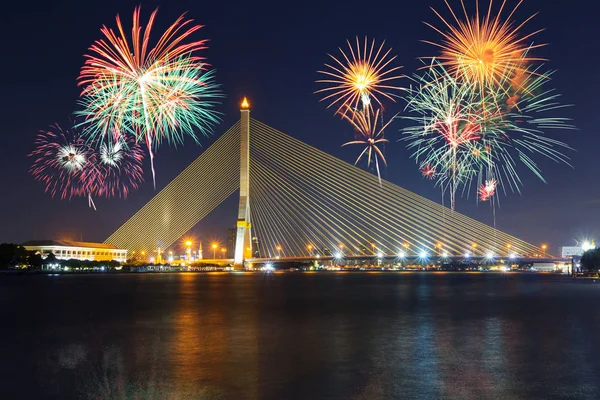 Duże Fajerwerki Rama Viii Wiszący Most Oświetleniem — Zdjęcie stockowe