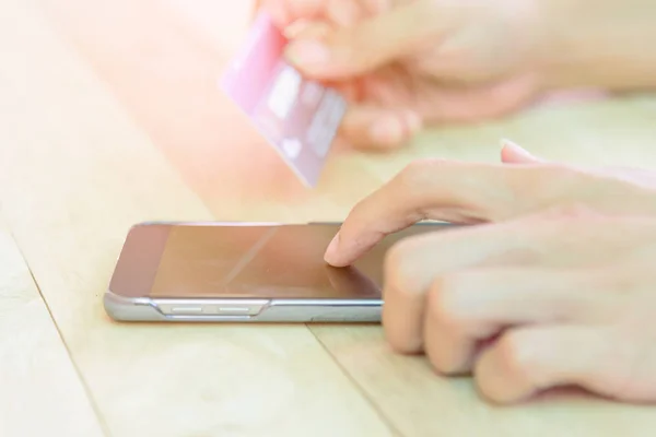 Utilizar Tarjeta Crédito Para Hacer Compras Línea Por Teléfono Inteligente — Foto de Stock