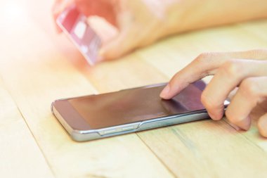 smartphone tarafından online alışveriş için kredi kartı kullanmak / kredi kartı alışveriş online tarafından smartphone için hold