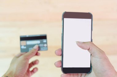 smartphone tarafından online alışveriş için kredi kartı kullanmak / kredi kartı alışveriş online tarafından smartphone için hold