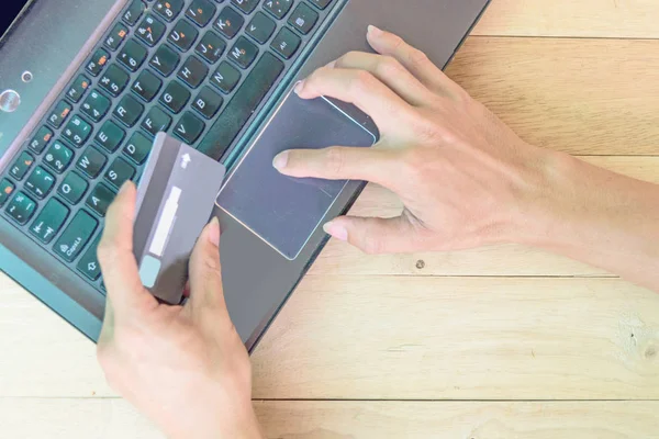 Använd Kreditkort För Shopping Online Laptop Holding Kreditkortet Eller Shopping — Stockfoto
