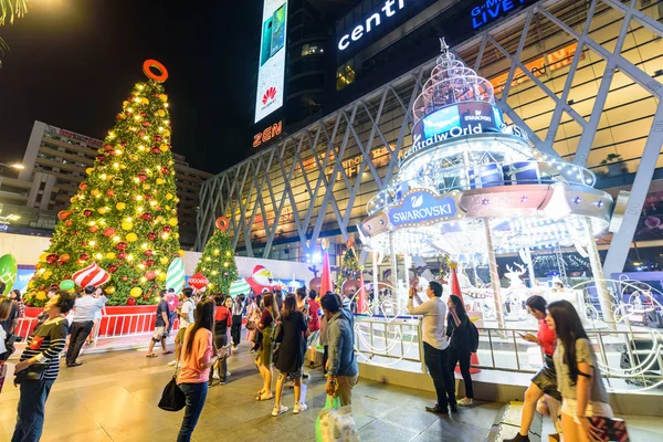 バンコク タイ王国 2018 クリスマス ツリーとカルーセル照明バンコクのセントラルワールド ショッピング モールのクリスマスと新年のイベントで人がたくさん — ストック写真