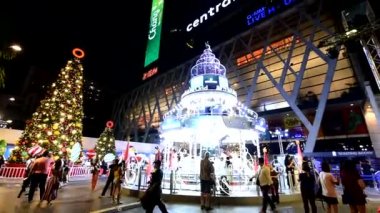 Bangkok, Tayland - 18 Aralık, 2018: bir sürü insan Noel ağacı ve Centralworld Alışveriş Bangkok Noel ve yeni yıl Event'de Carousel ışık ile