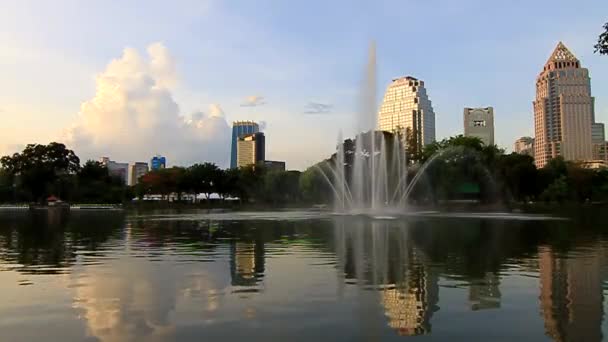 都市の湖公園の噴水 — ストック動画