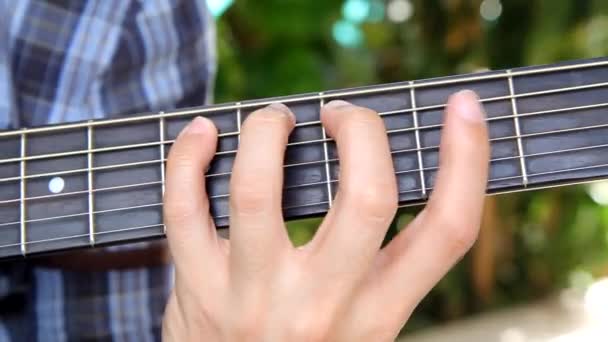 Gitarist Speelt Grote Schaal Basisniveau Praktijk — Stockvideo