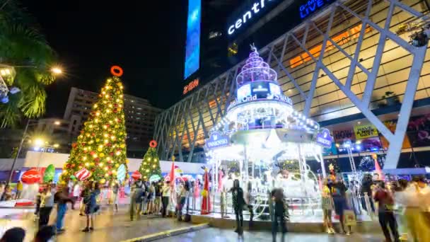 泰国曼谷 2018年12月18日 曼谷中心世界购物中心圣诞和新年活动中 很多有圣诞树和旋转木马照明的人都是延时 — 图库视频影像