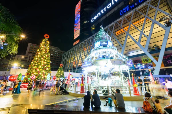 バンコク タイ王国 2018 クリスマス ツリーとカルーセル照明バンコクのセントラルワールド ショッピング モールのクリスマスと新年のイベントで人がたくさん — ストック写真