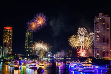 Yeni yıl gerisayım zaman şehirde nehirde havai fişek