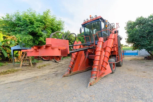 大きな赤いサトウキビ収穫機 — ストック写真
