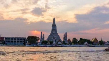 Gün gece zaman atlamalı şehir nehir yolcu teknenin için