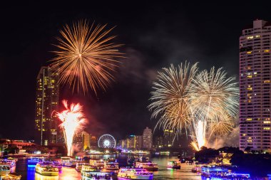 Yeni yıl gerisayım zaman şehirde nehirde havai fişek