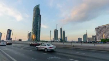 Bangkok , Tayland - 31 Aralık 2018 : Bangkok Taksin köprüsünde araba trafiği ile Yüksek binanın gece gündüz atlamalı