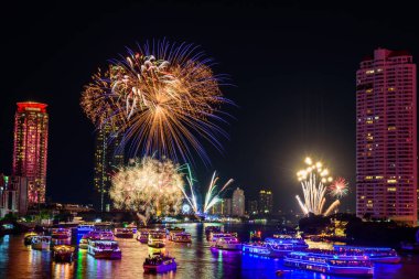 Yeni yıl gerisayım zaman şehirde nehirde havai fişek